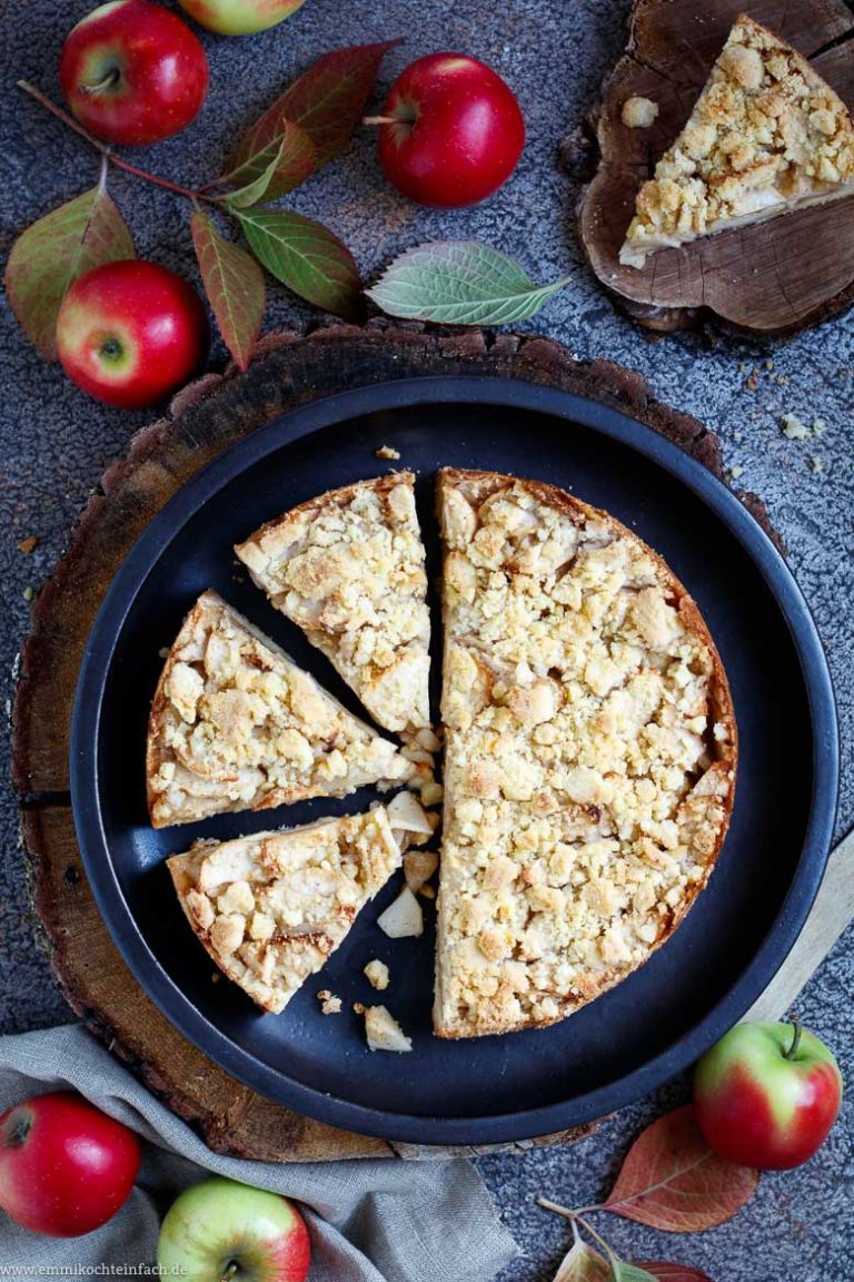 Einfacher Streuselboden Kuchen mit Apfel - emmikochteinfach