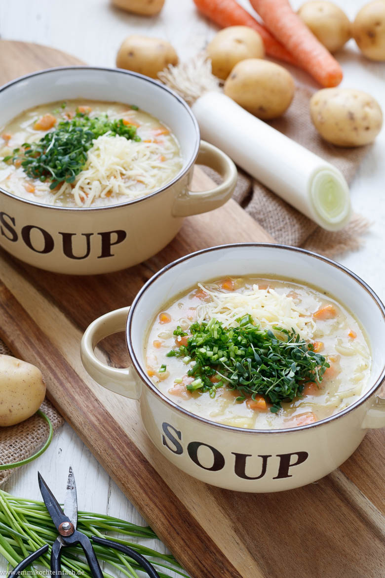 Allgäuer Kartoffelsuppe mit Möhren, Lauch und Emmentaler - www.emmikochteinfach.de