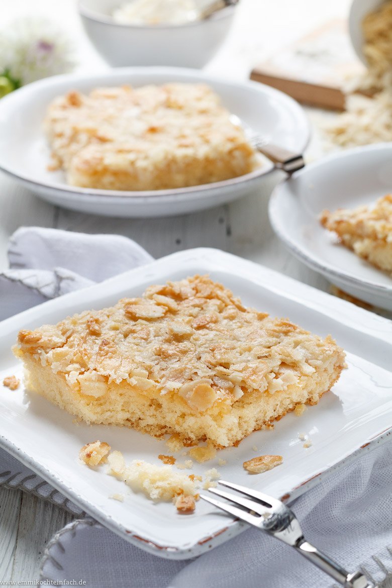 Schneller Becher Blechkuchen Mit Knuspermandeln Emmikochteinfach