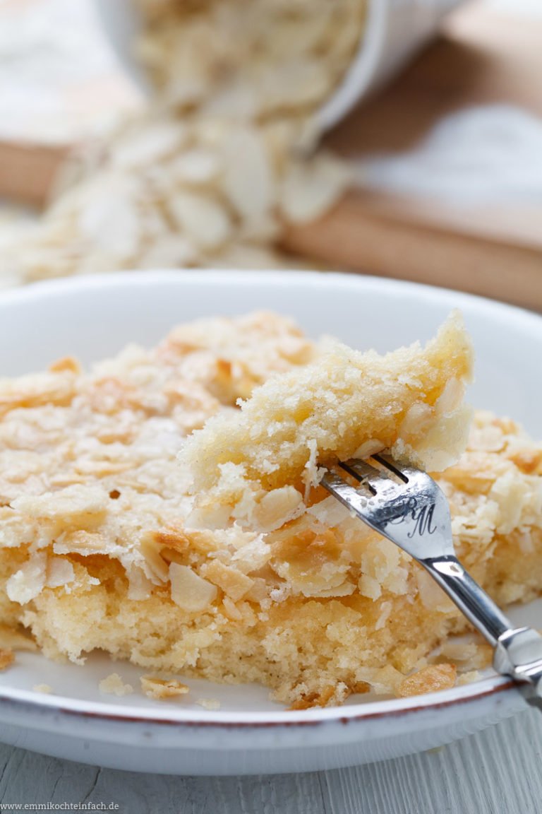 Schneller Becher Blechkuchen mit Knuspermandeln - emmikochteinfach