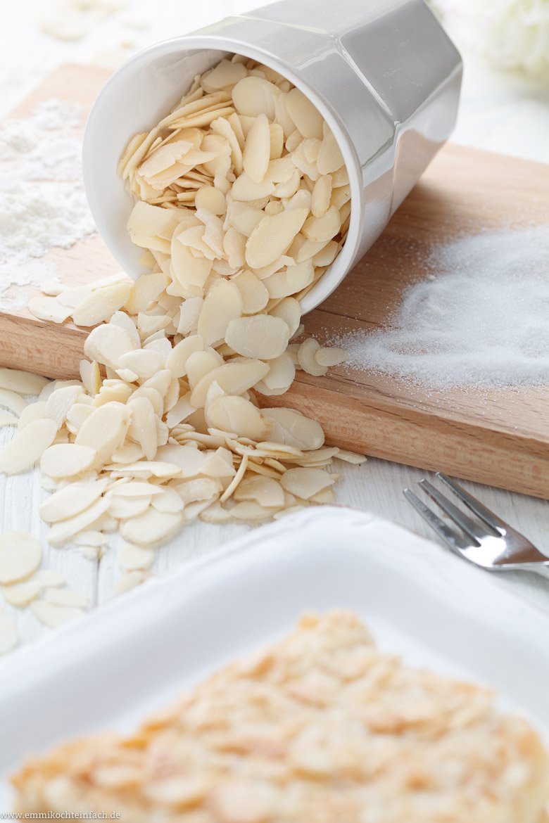 Schneller Becher Blechkuchen Mit Knuspermandeln Emmikochteinfach