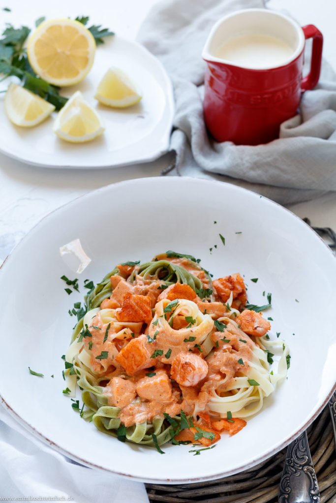 Pasta mit Lachs Sahnesoße in 25 Minuten - emmikochteinfach