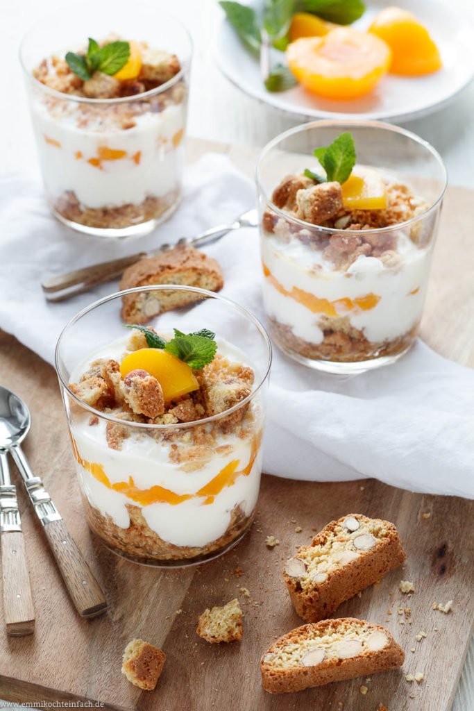 Joghurt Cantuccini Dessert mit Pfirsichen - emmikochteinfach