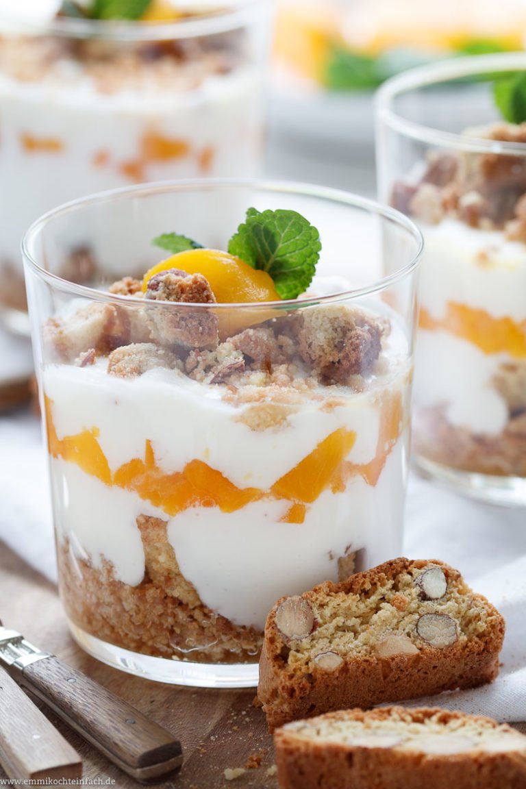 Joghurt Cantuccini Dessert mit Pfirsichen - emmikochteinfach
