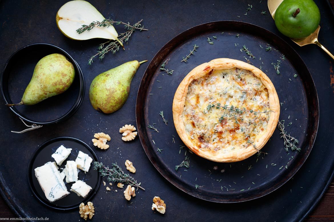 Mini-Quiche mit Gorgonzola, Birnen und Walnüssen - emmikochteinfach