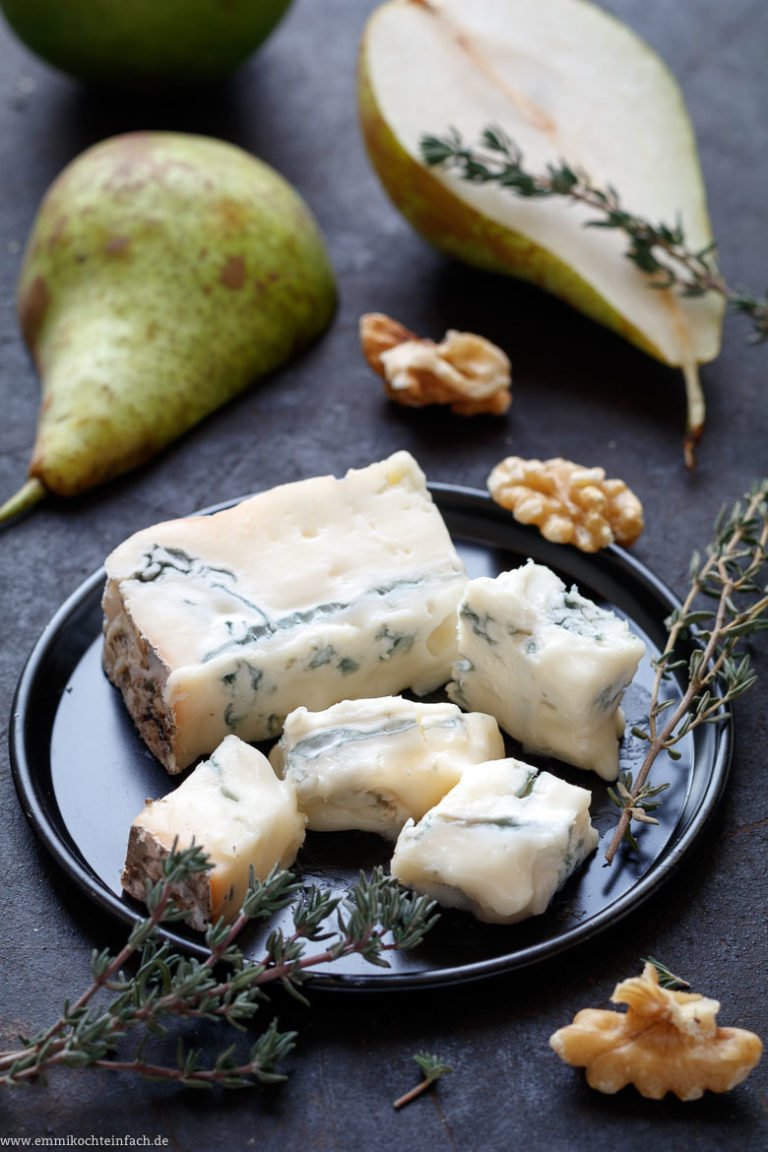 Mini-Quiche mit Gorgonzola, Birnen und Walnüssen - emmikochteinfach