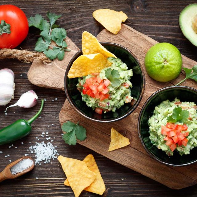Mexikanische Guacamole - Der einfache Dip-Klassiker - emmikochteinfach