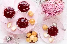 Fertig ist das Windbeuteldessert.