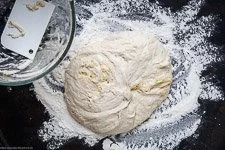 Einfacher amerikanischer Pizzateig ohne Kneten - www.emmikochteinfach.de