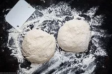 Einfacher amerikanischer Pizzateig ohne Kneten - www.emmikochteinfach.de