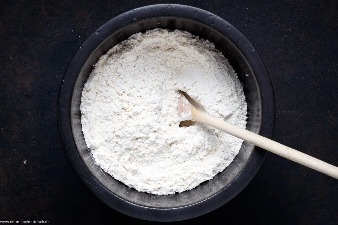 Einfacher amerikanischer Pizzateig ohne Kneten - www.emmikochteinfach.de
