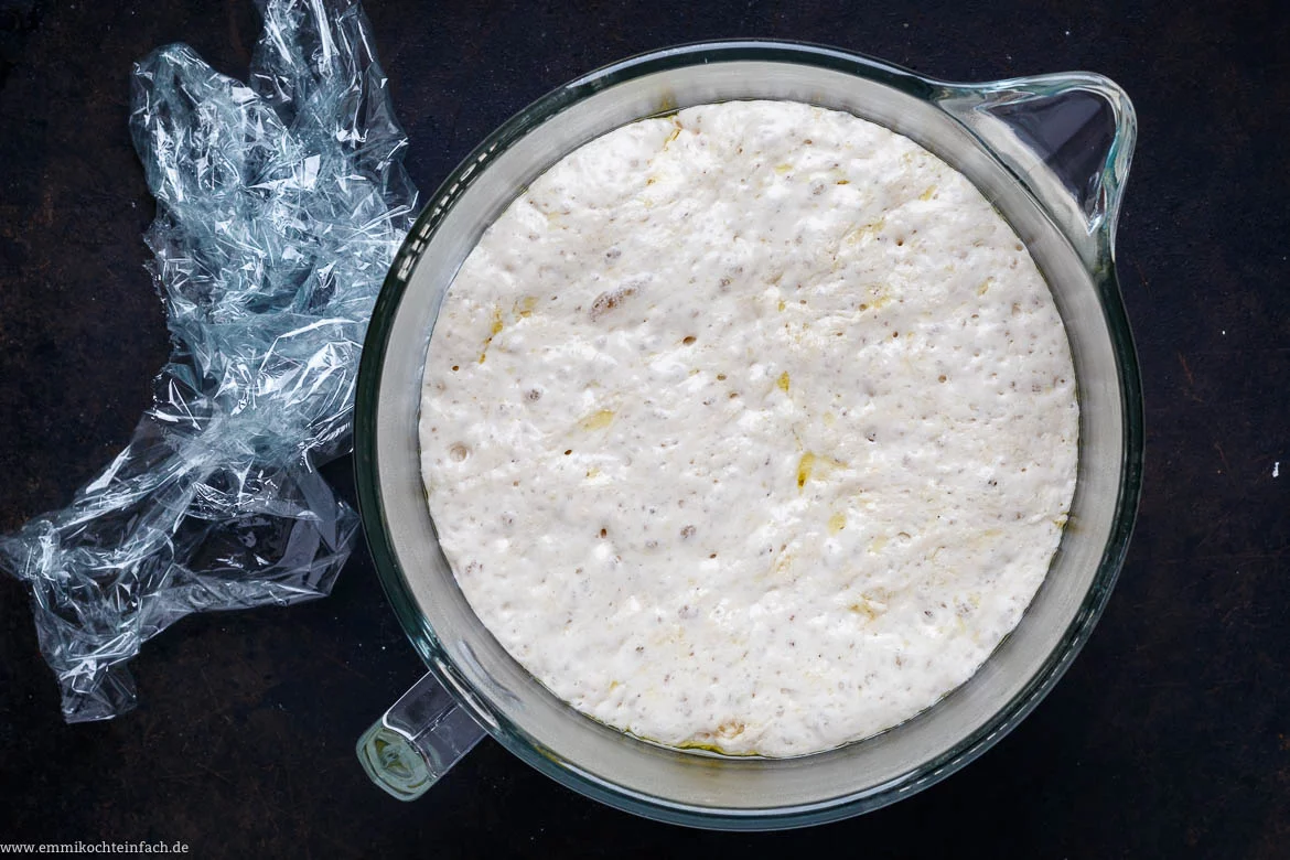 Der Teig hat sich fast verdoppelt und schöne kleine Bläschen bekommen - www.emmikochteinfach.de