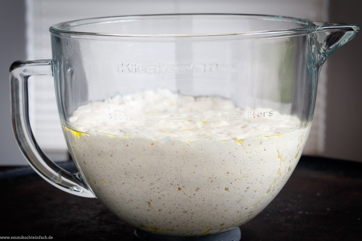 Der Teig hat sich fast verdoppelt und schöne kleine Bläschen bekommen - www.emmikochteinfach.de