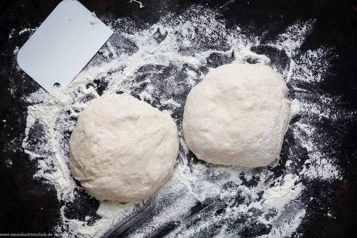 Einfacher amerikanischer Pizzateig ohne Kneten - www.emmikochteinfach.de