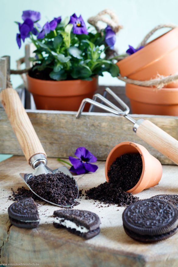 Oreo Vanillecreme Dessert mit Blumengruß - emmikochteinfach