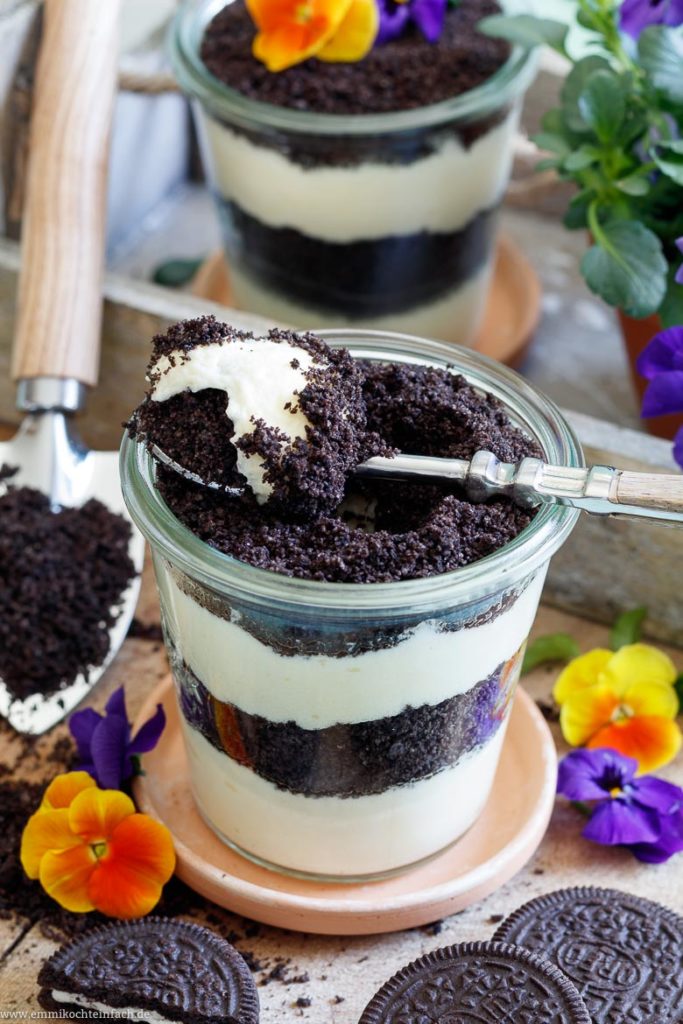 Oreo Vanillecreme Dessert mit Blumengruß - emmikochteinfach