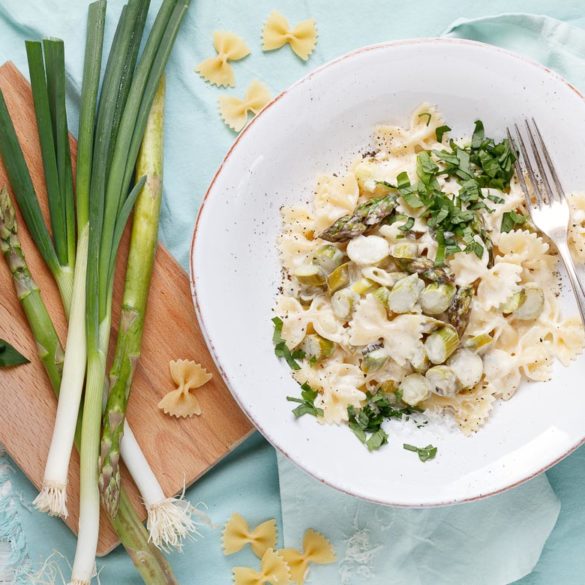 Frühlingspasta mit grünem Spargel in Weißwein Parmesansauce ... Frühlingspasta mit grünem Spargel in Weißwein Parmesansauce ...