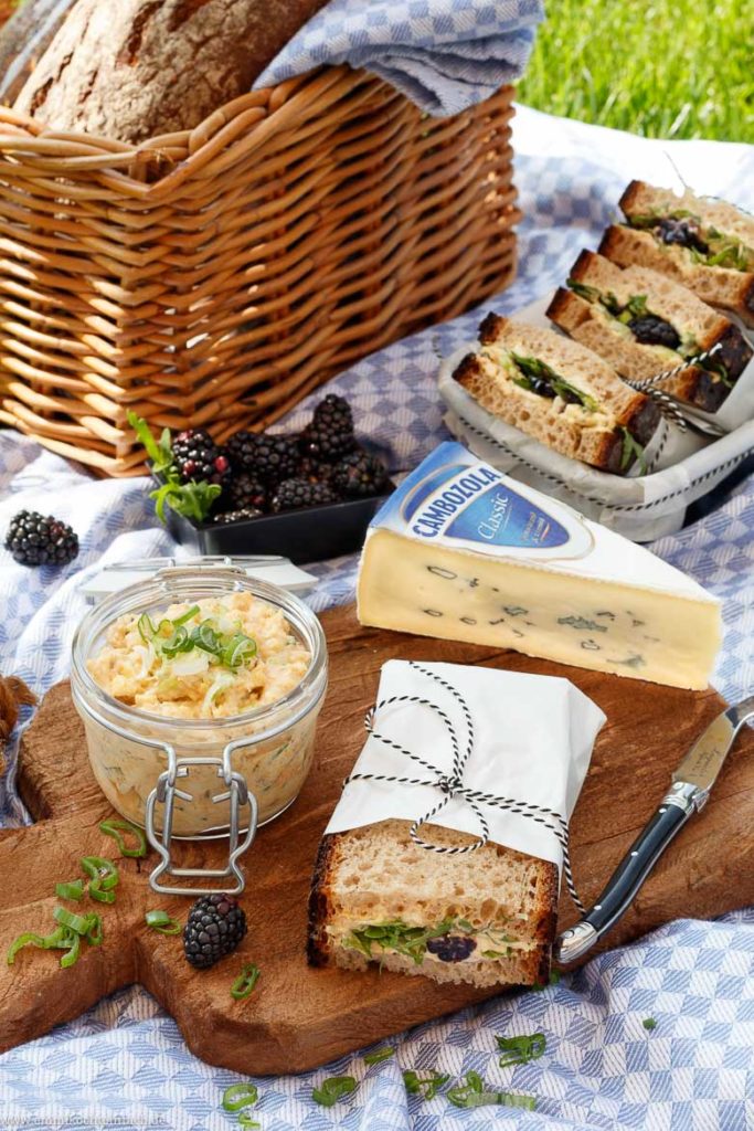 Picknick Sandwiches mit cremigem Cambozola Aufstrich - emmikochteinfach