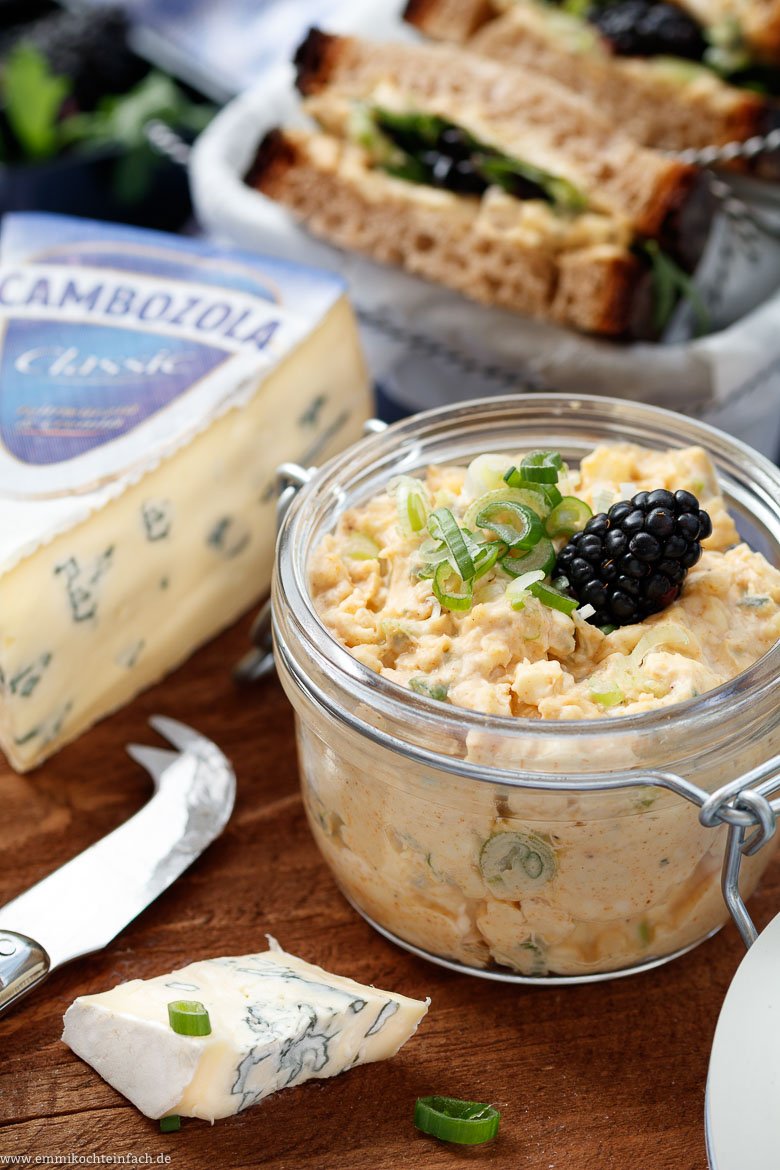 Picknick Sandwiches mit cremigem Cambozola Aufstrich - emmikochteinfach