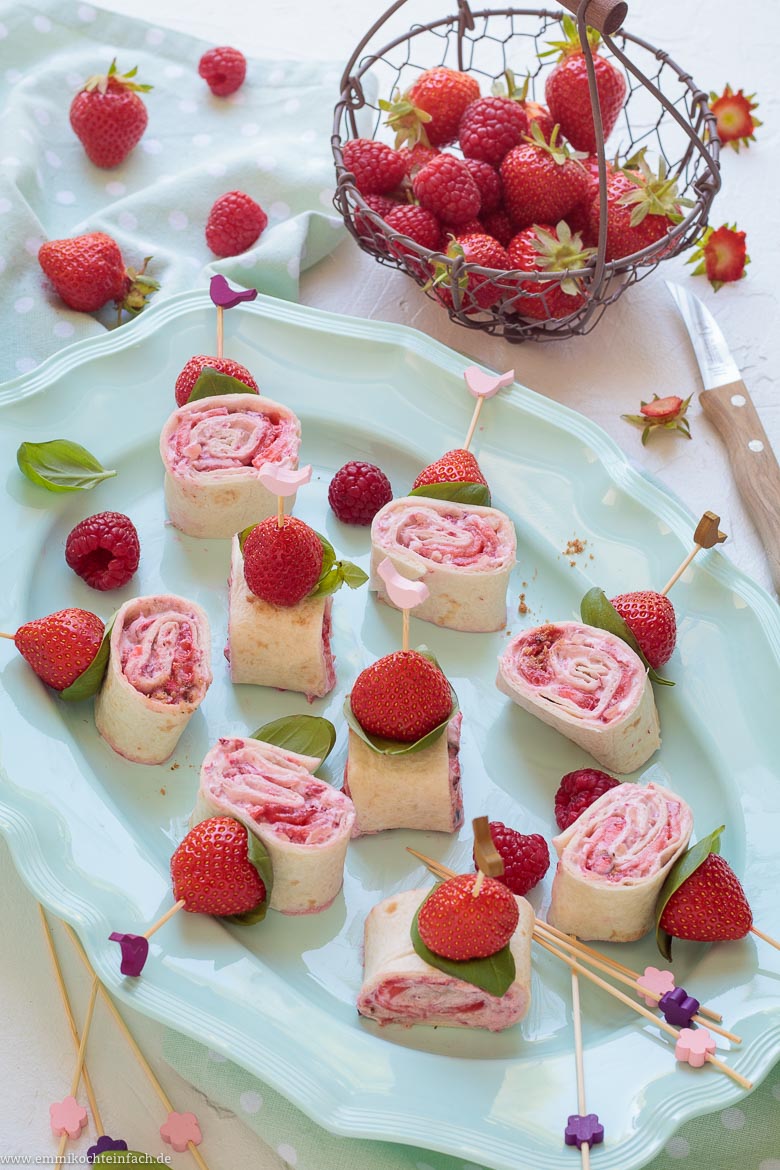 Susse Tapas Rollchen Mit Erdbeeren Himbeercreme Emmikochteinfach