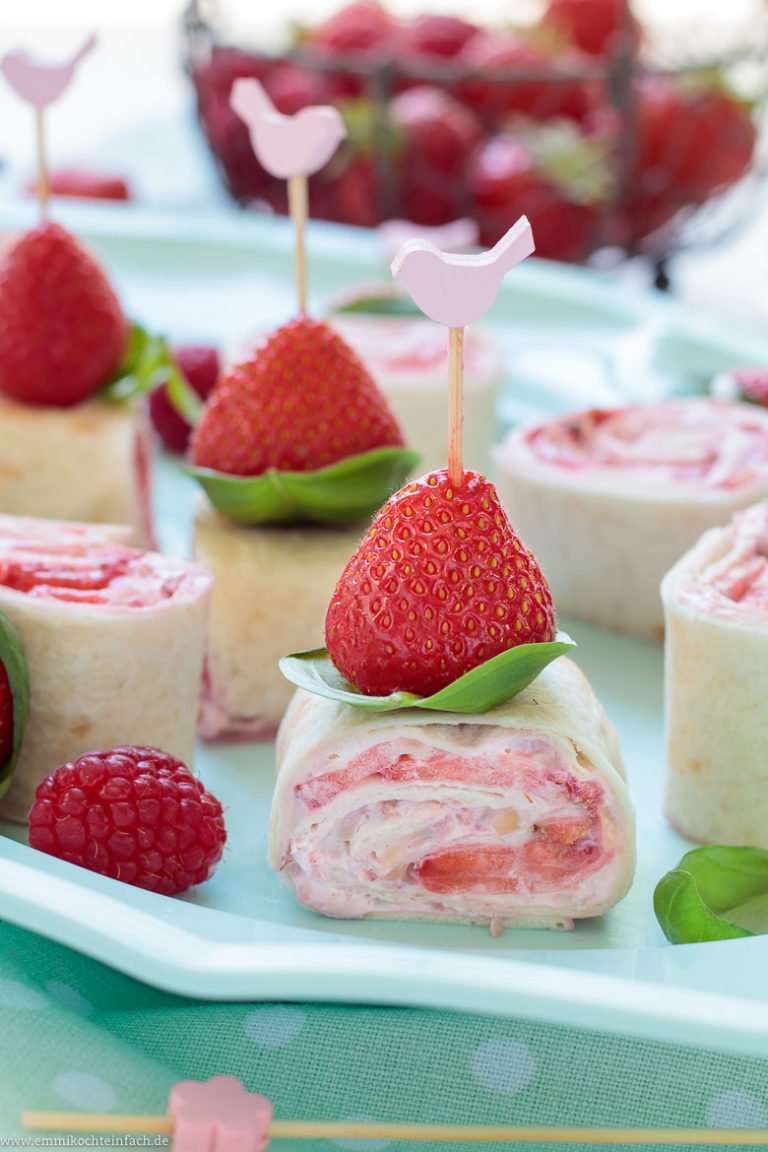 Süße Tapas Röllchen mit Erdbeeren &amp; Himbeercreme - emmikochteinfach