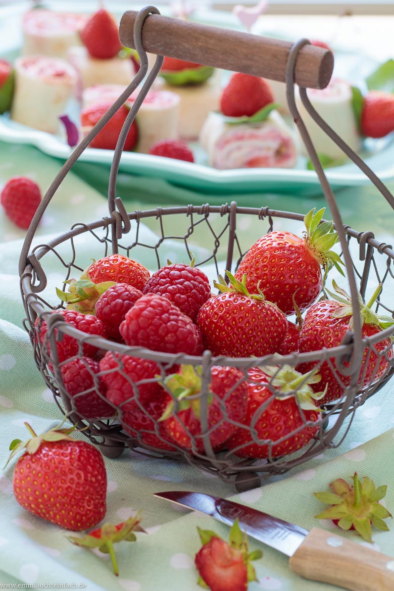 Süße Tapas Röllchen mit Erdbeeren & Himbeercreme - emmikochteinfach