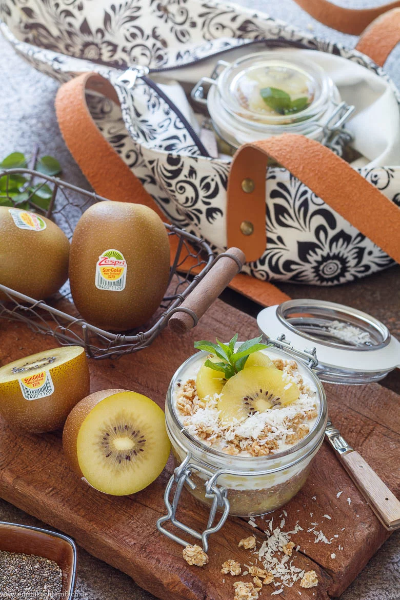 Chia Bowl mit Sungold Kiwi im Einmachglas to go - www.emmikochteinfach.de