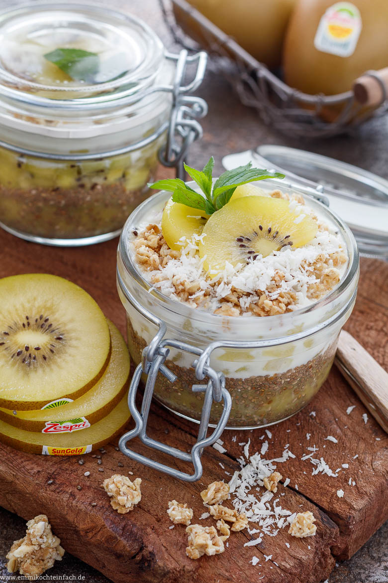 Chia Bowl mit Sungold Kiwi im Einmachglas to go - www.emmikochteinfach.de