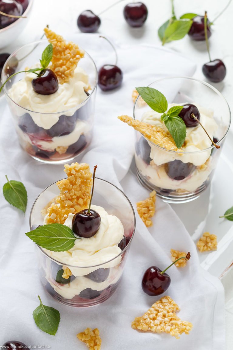 Frischkäse Dessert mit Kirschen und Krokant - emmikochteinfach