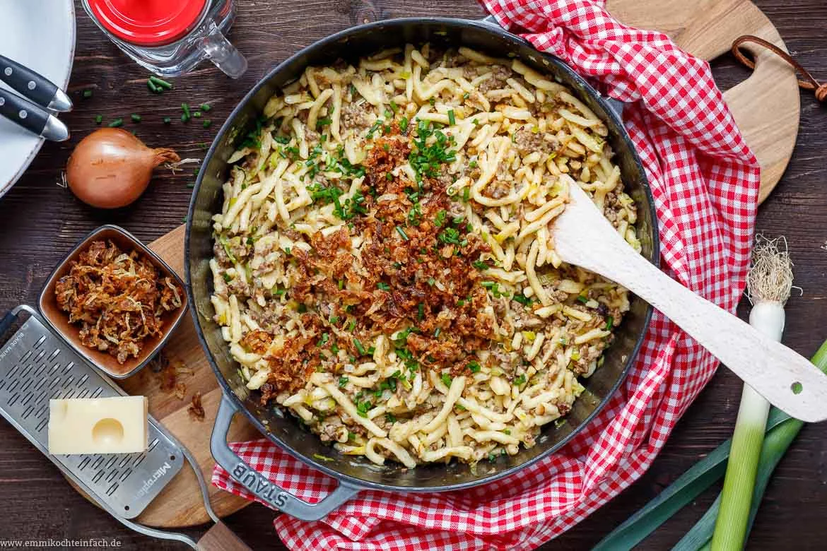 Käsespätzle Hackpfanne mit Lauch und Röstzwiebeln - www.emmikochteinfach.de