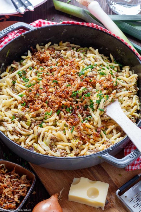 Käsespätzle Hackpfanne mit Lauch und Röstzwiebeln - emmikochteinfach