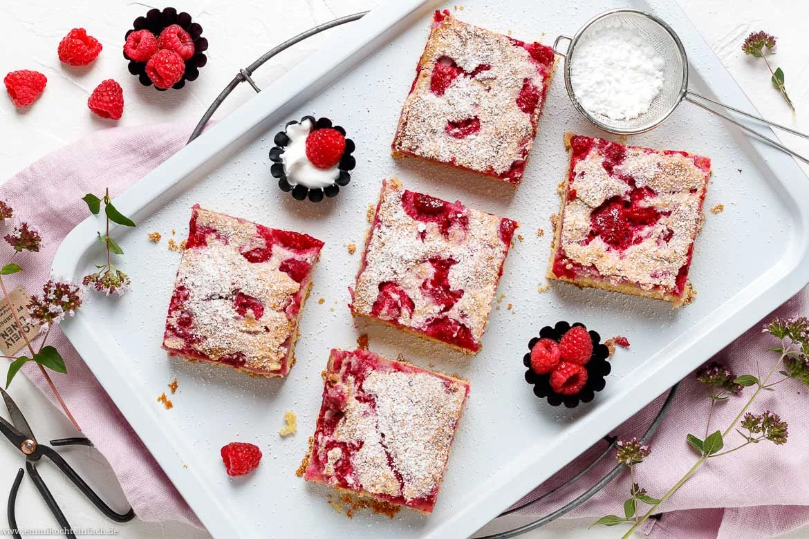 Ein leckerer Blechkuchen mit Himbeeren - www.emmikochteinfach.de