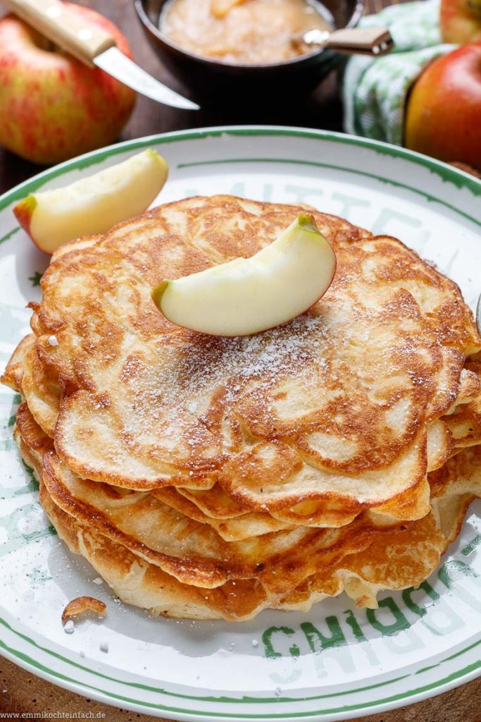 Apfelpfannkuchen klassisch und fluffig - emmikochteinfach