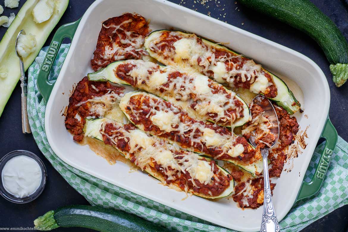 Gefullte Zucchini Schiffchen Mit Hackfleisch Emmikochteinfach