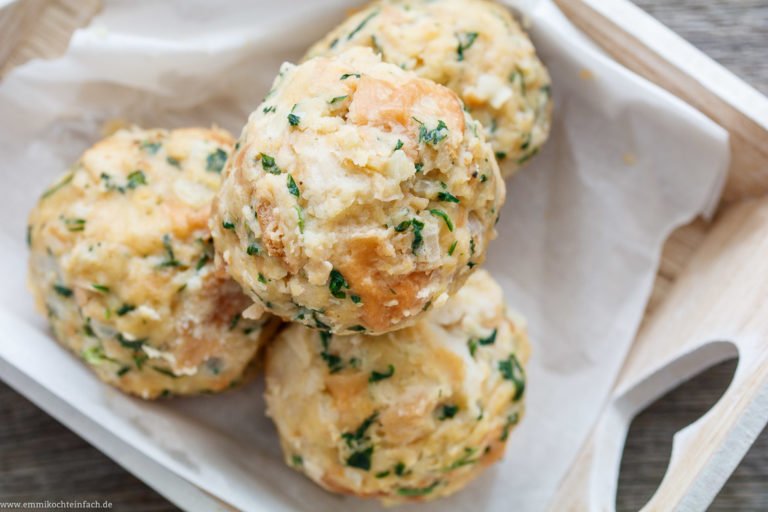 Klassische Semmelknödel - das süddeutsche Original - emmikochteinfach