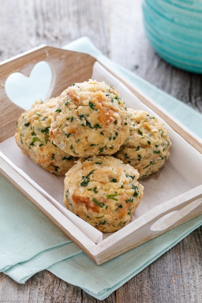 Klassische Semmelknödel - das süddeutsche Original - emmikochteinfach