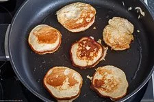 Ausbacken der Bananen-Pancakes in der Pfanne