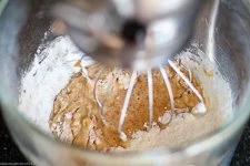 Zugabe von Mehl und Backpulver