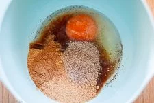 Trockene Zutaten und Ei gut verrühren