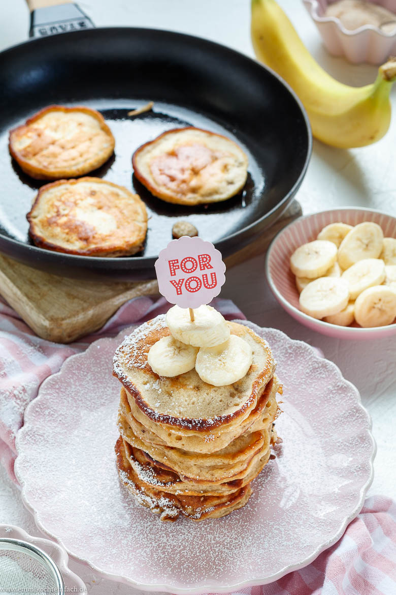 Bananen Pancakes klassisch - einfach und lecker - emmikochteinfach
