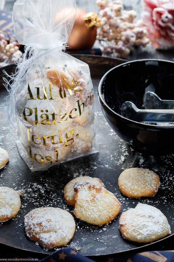 Frischkäse Mandel Plätzchen ganz einfach - emmikochteinfach Frischkäse Mandel Plätzchen ganz einfach - emmikochteinfach