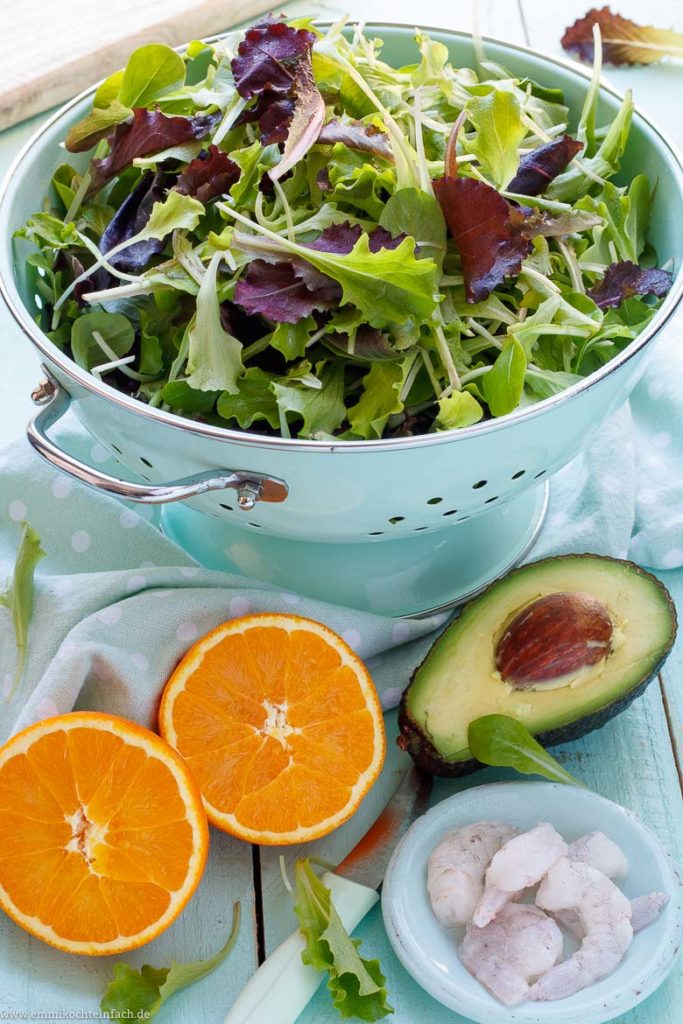Fitness Salat mit Orangen, Avocado und Garnelen - emmikochteinfach