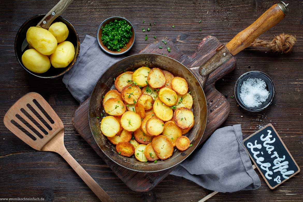 Klassische Bratkartoffeln - knusprig und einfach - emmikochteinfach