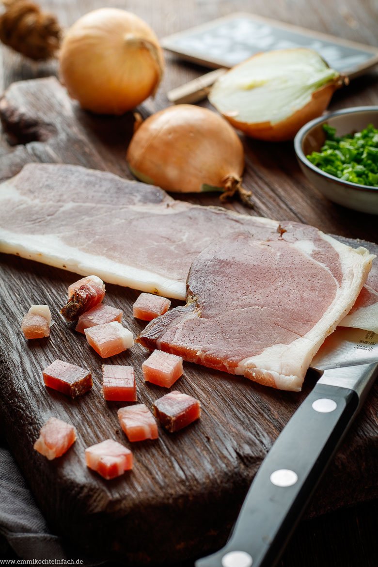 Speck und Zwiebeln für das Bratkartoffel Rezept - www.emmikochteinfach.de