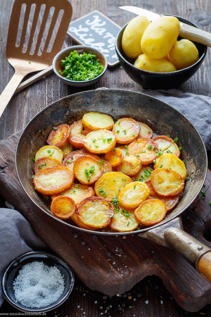 Klassische Bratkartoffeln - knusprig und einfach - emmikochteinfach