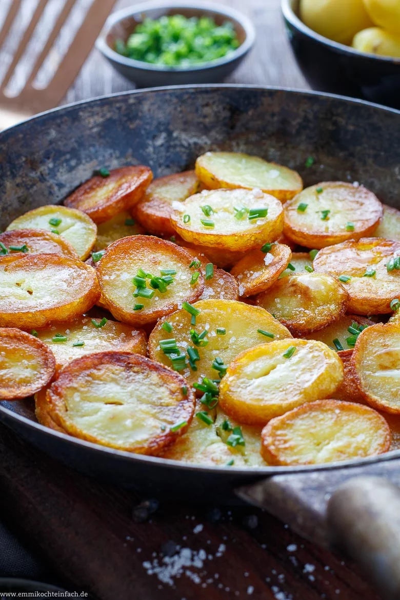 Klassische Bratkartoffeln - ganz einfach und knusprig - www.emmikochteinfach.de