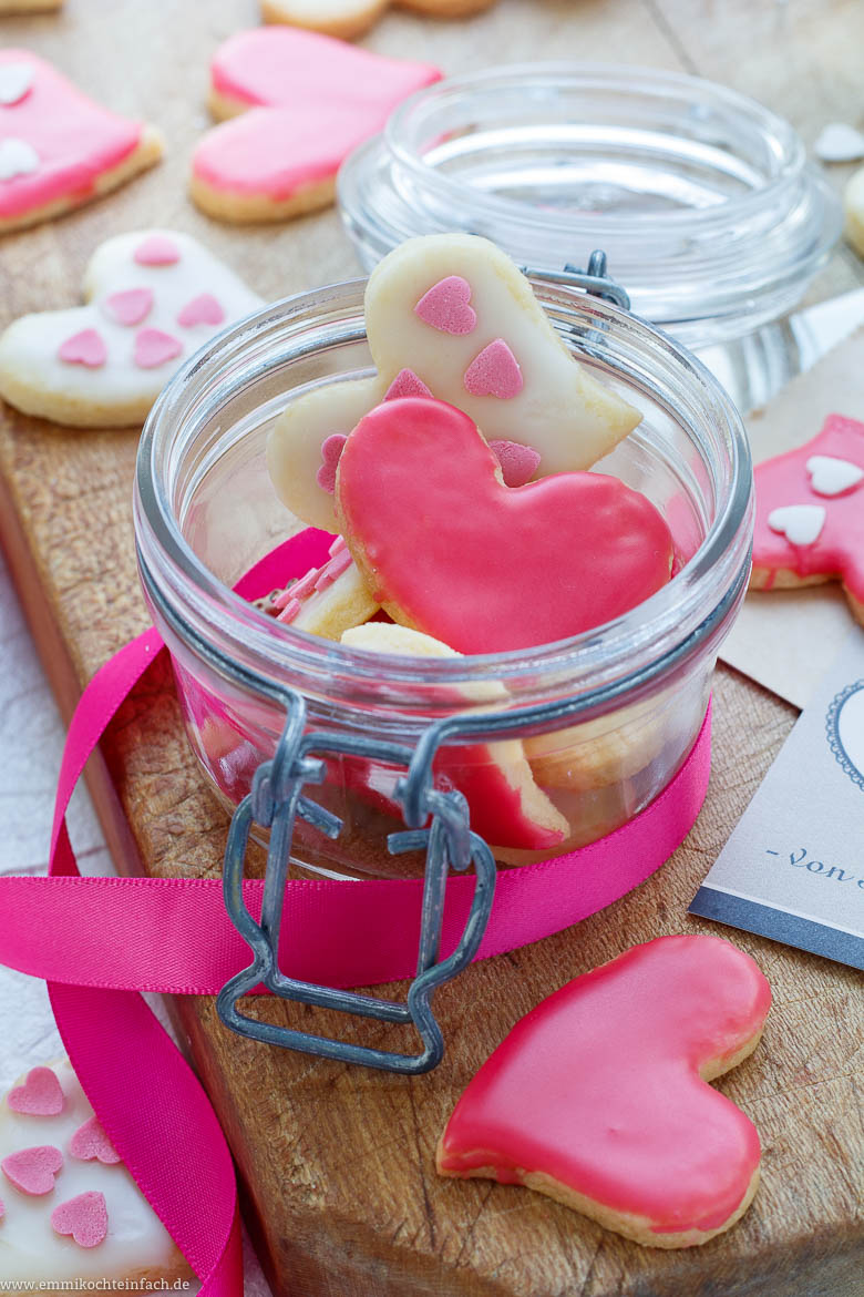 Herzkekse zum Valentinstag ganz einfach - www.emmikochteinfach.de