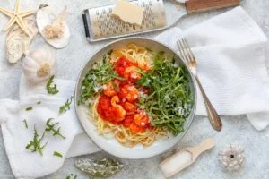 Nudeln in Tomatensoße mit Rucola - www.emmikochteinfach.de