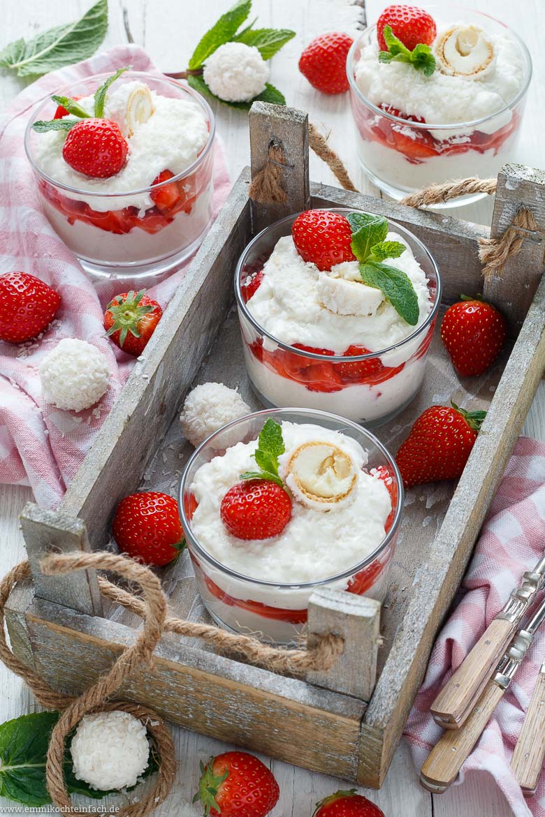 Erdbeer Joghurt Dessert mit Kokos-Konfekt - emmikochteinfach