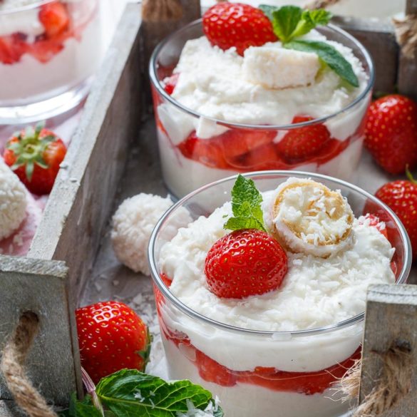 Erdbeer Joghurt Dessert mit Kokos-Konfekt - emmikochteinfach